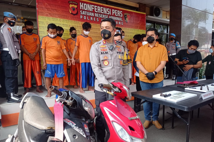 Awas! Komplotan Pencuri...