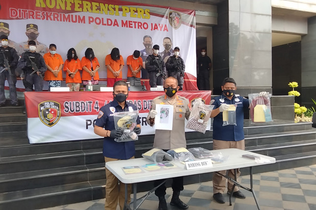 3 Tahun Beraksi, Komplotan...