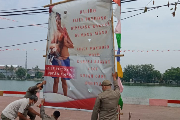Baliho Pria Bertelanjang...