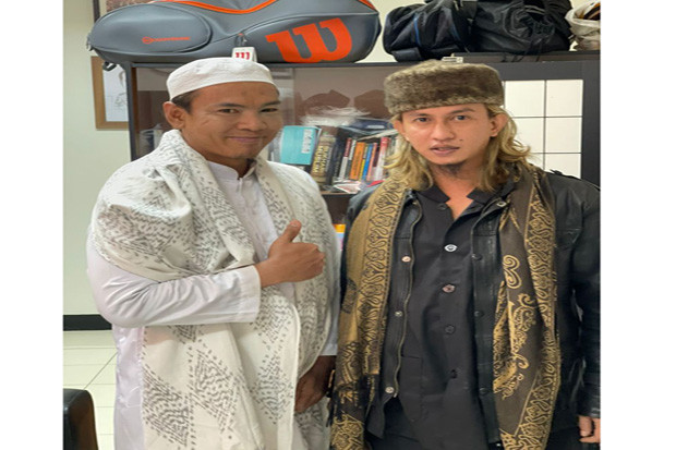 Berpose Jempol, Ryan...