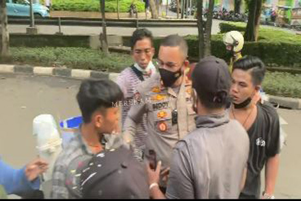 Pedagang Kopi Starling...