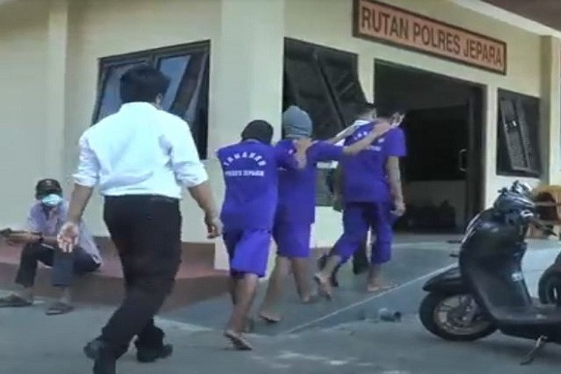 3 Pemuda Keroyok dan...