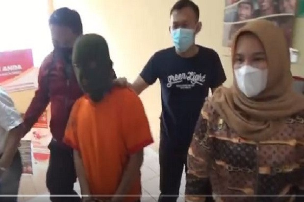 Tak Diberi Uang Rokok,...