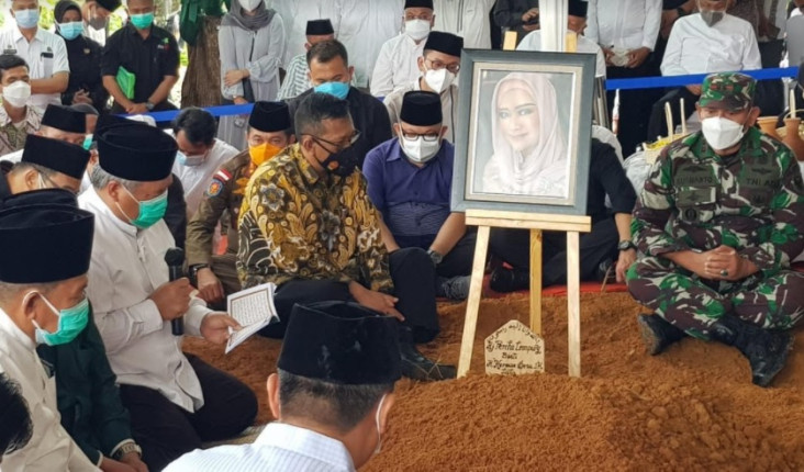 Percha Leanpuri Dimakamkan...