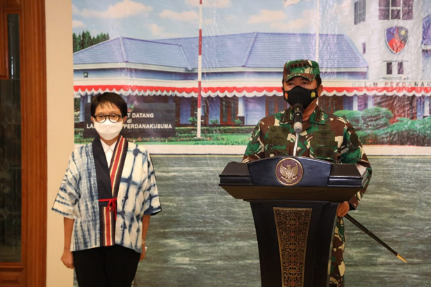 Menlu-Panglima TNI Sampaikan...