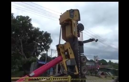Crane Terbalik Saat...