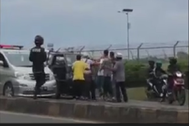 Dihalangi dan Dimaki,...