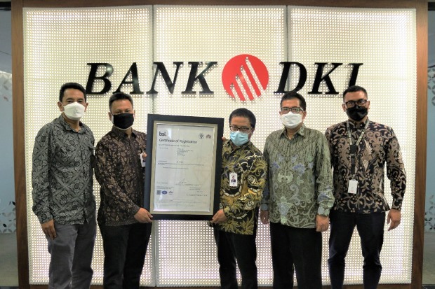 Bank DKI Menerima Sertifikasi...