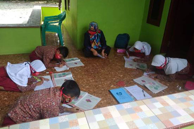 Guru yang Tetap Menyalakan...