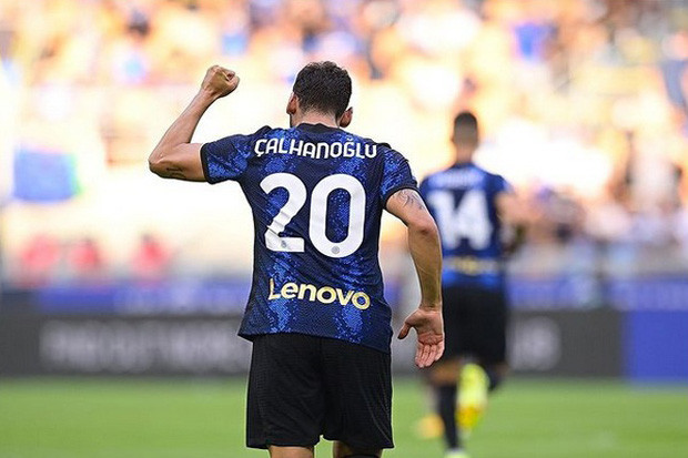Hakan Calhanoglu Tampil...