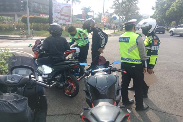Lawan Arah dan Tabrak...