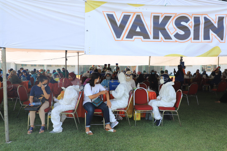 Vaksinasi Dosis Pertama...
