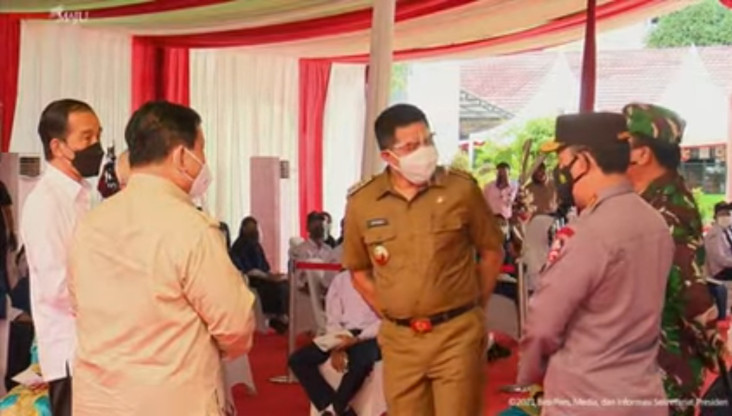 Jokowi Tinjau Vaksinasi...