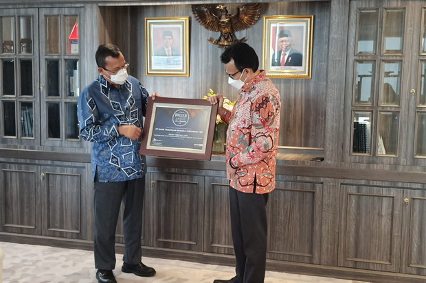 Raih Predikat Bank Terbaik,...
