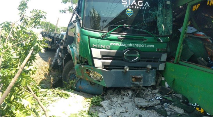Truk Bermuatan Besi...