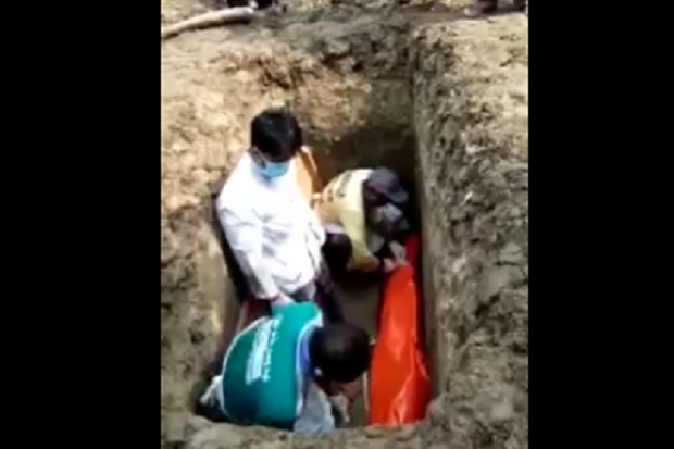 Keluarga Protes, Jenazah...