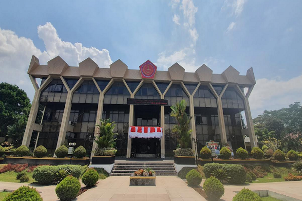 Kantor Dipasangi Logo...