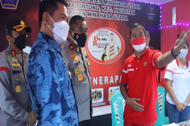 Tinjau Penanganan COVID-19,...