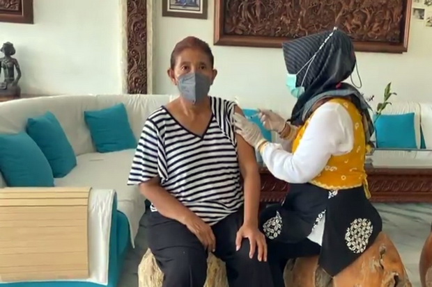 Susi Pudjiastuti Suntik...