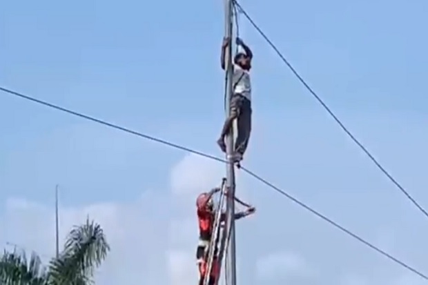 Geger! Sambil Teriak,...