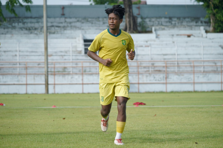 Pemain Persebaya Lakukan...