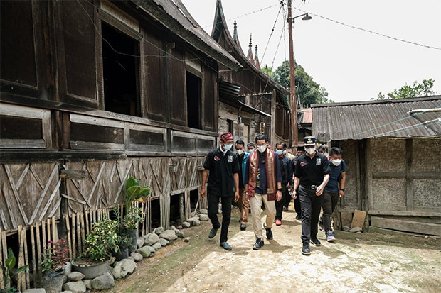 Tinjau Desa Wisata Saribu...