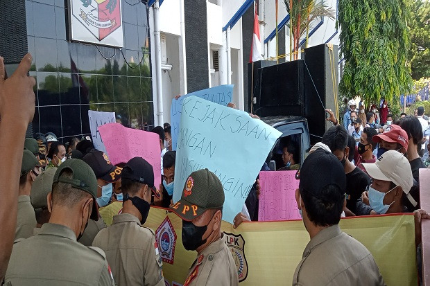 Desak Usut Utang Rp...