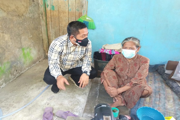 Tinggal di Gubuk Reyot,...