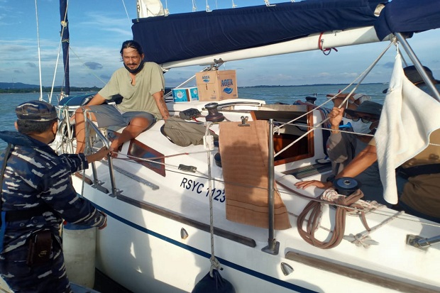 Berlayar Dengan Kapal...