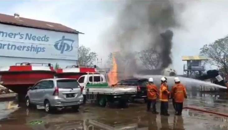 Truk Tangki Elpiji Terbakar...