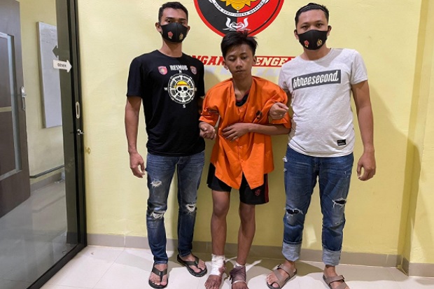Kepergok Mencuri, Pemuda...