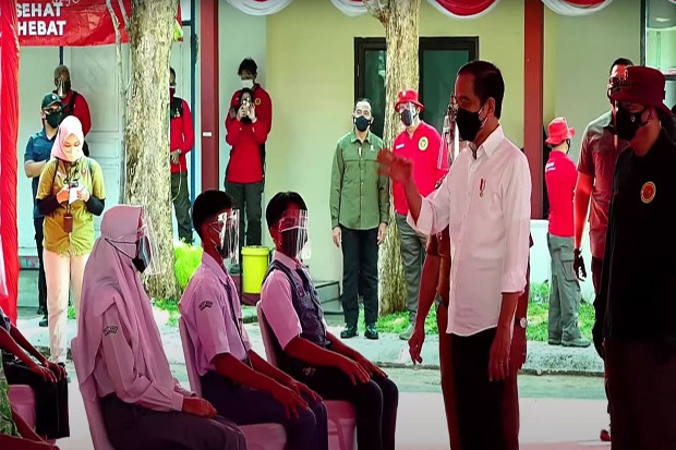 Jokowi Tinjau Vaksinasi...