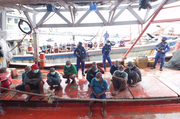 Curi Ikan di Laut Natuna...