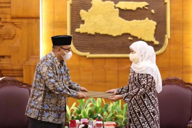 Serahkan Surat Plt Bupati...