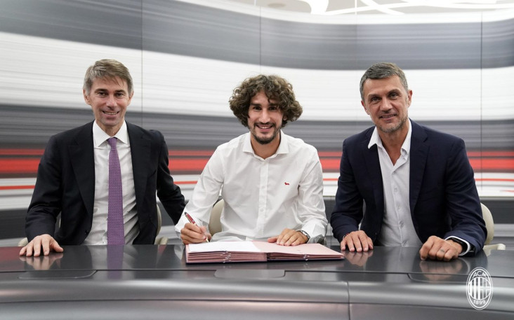 AC Milan Resmi Rekrut...