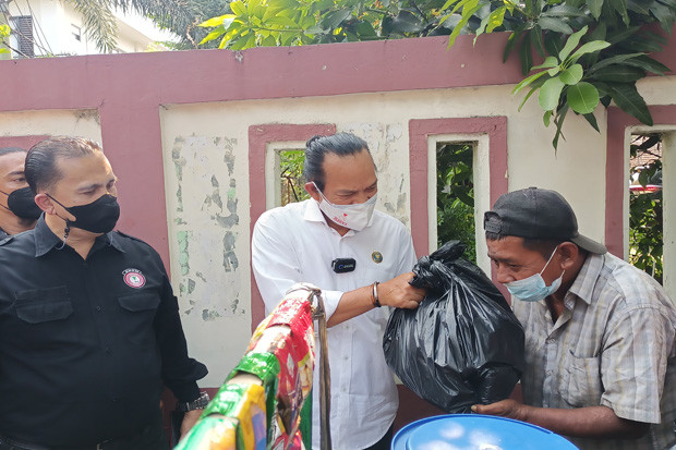 Bantu Warga Kurang Mampu,...