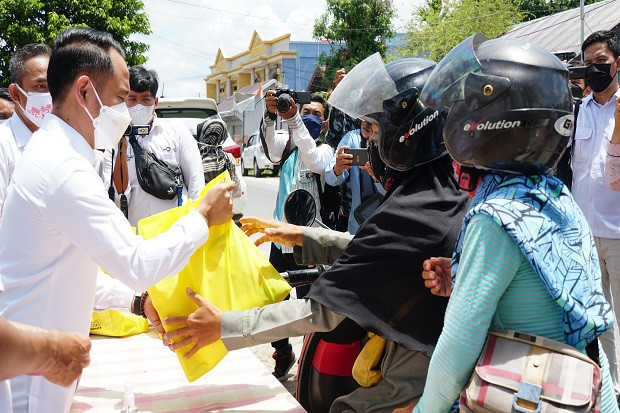 Paket Sembako bagi Warga...