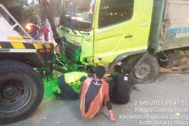 Truk Boks Lepas Kendali...
