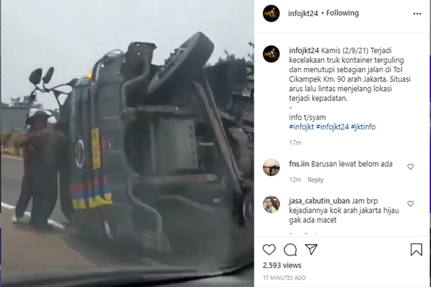 Truk Kontainer Terguling...