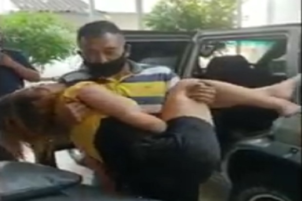 Kades Injak Kepala dan...