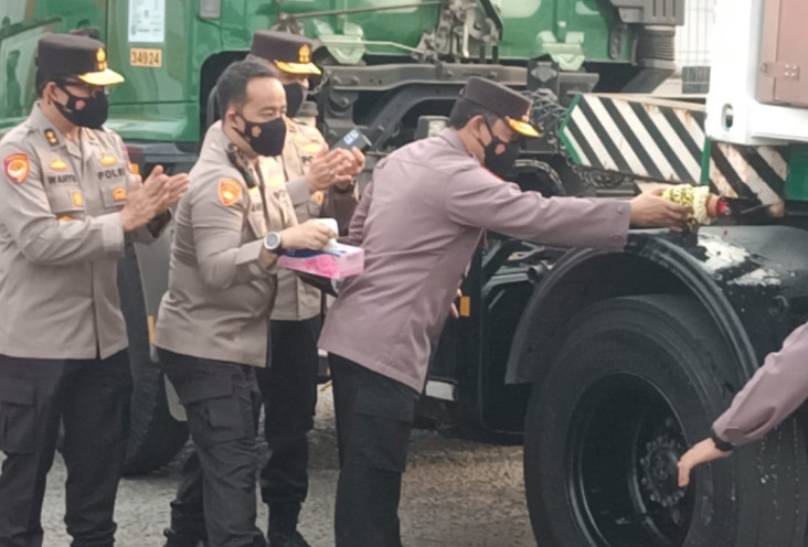 Kapolri Lepas Bantuan...
