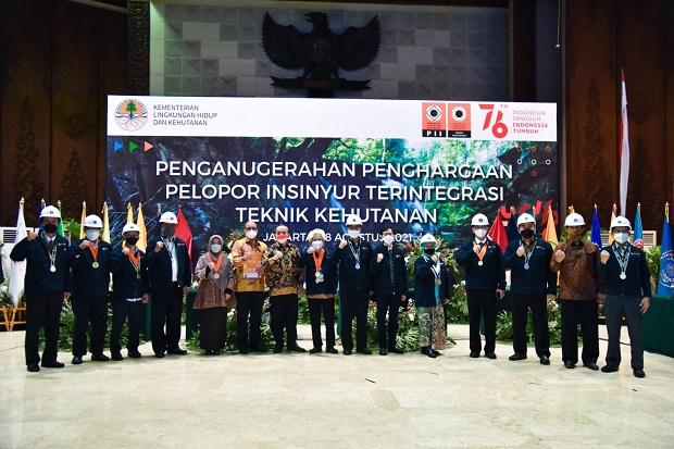 KLHK Berikan Penghargaan...