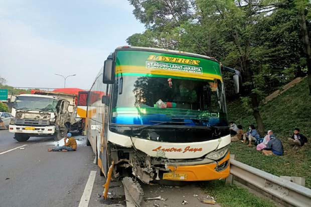 3 Kendaraan Berat Terlibat...