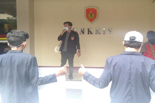 Rektor Dipecat, Yayasan...