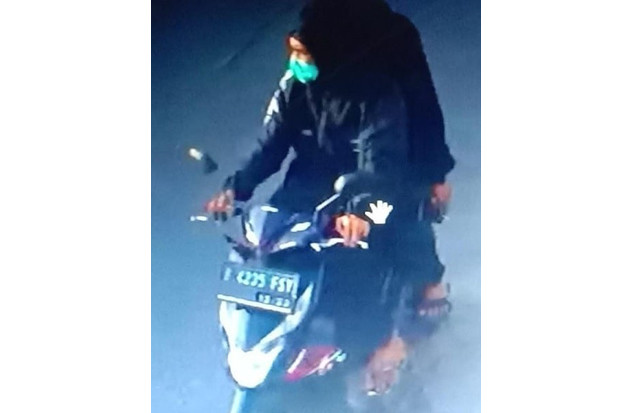 Beraksi Siang Bolong,...