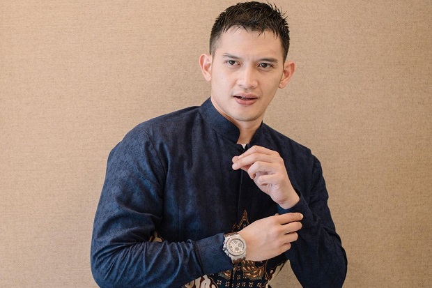 Foto Rezky Aditya Gendong...