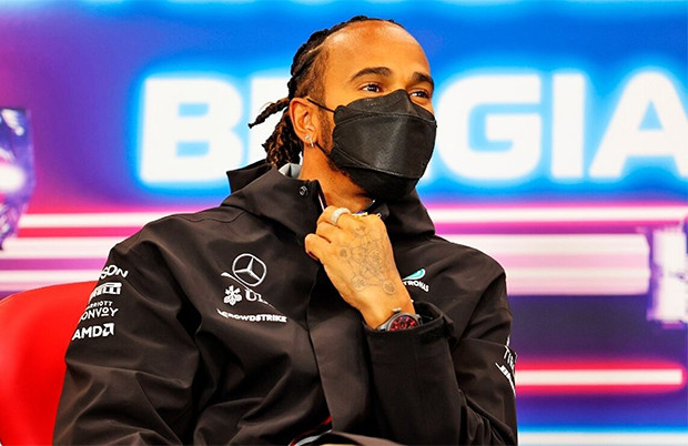Hamilton Bantah Kabar...