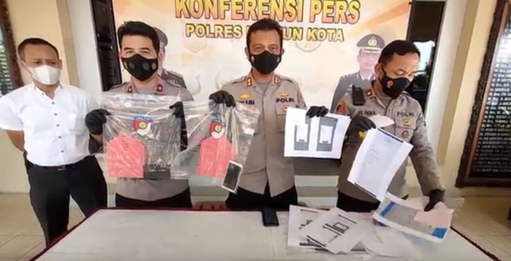 Napi Bebas Bawa HP dan...