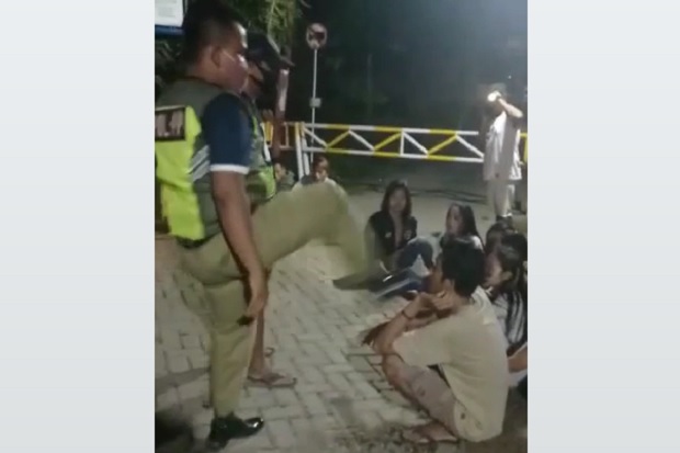 Viral, Tendangan Oknum...