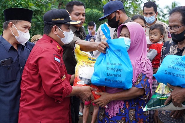 Bupati Banyuasin Berikan...